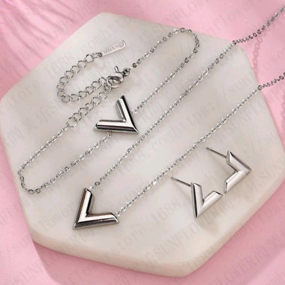 Letter V Jewelry Set in Stainless Steel - Picture 10 of 10